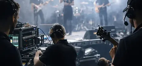 Professionele geluidstechniek bij een liveoptreden met band, podiumverlichting en geluidstechnici. MSS Geluidstechniek verzorgt bandversterking in Dordrecht en omgeving.