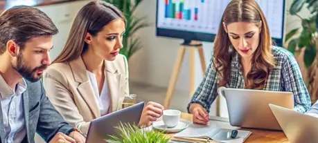 Zakelijke bijeenkomst met deelnemers aan een vergadertafel. MSS Geluidstechniek verzorgt professionele geluidstechniek voor presentaties en bedrijfsevenementen.